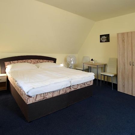 Hotel U Jezirka Ліберець Екстер'єр фото