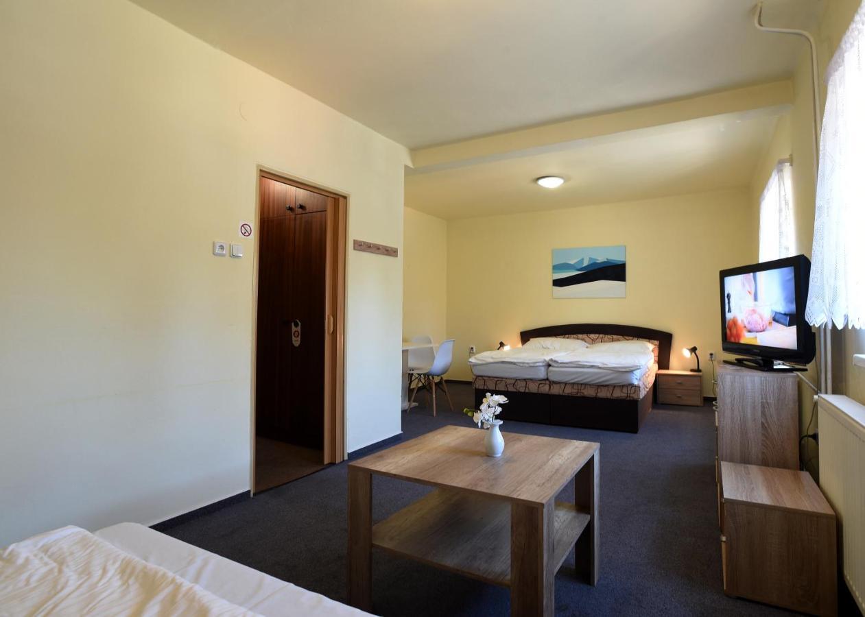 Hotel U Jezirka Ліберець Екстер'єр фото