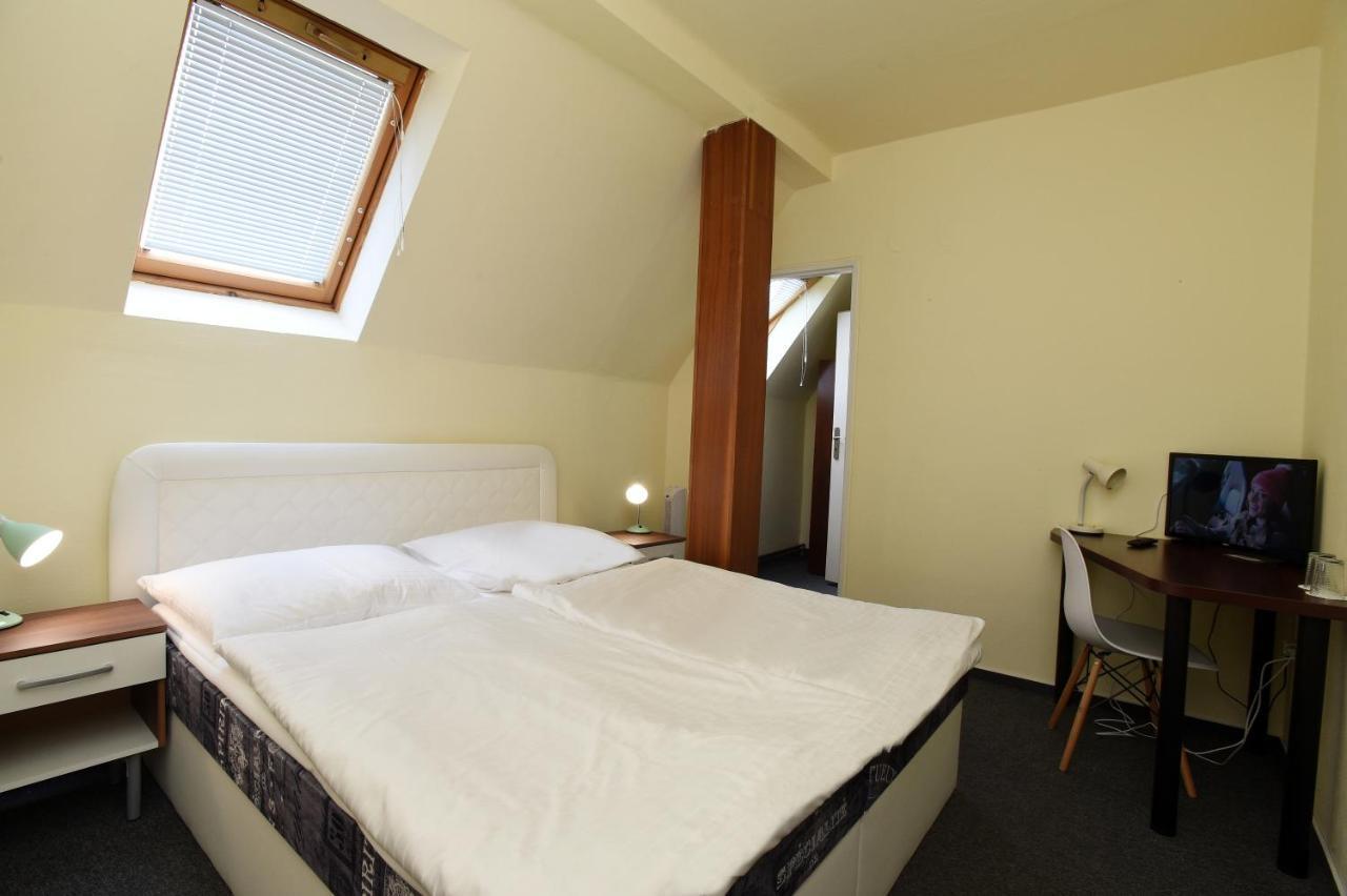 Hotel U Jezirka Ліберець Екстер'єр фото